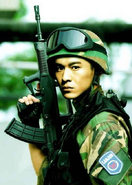 乔振宇 不管是物资紧缺年代的棉布军装还是野外作战的迷彩服,都让