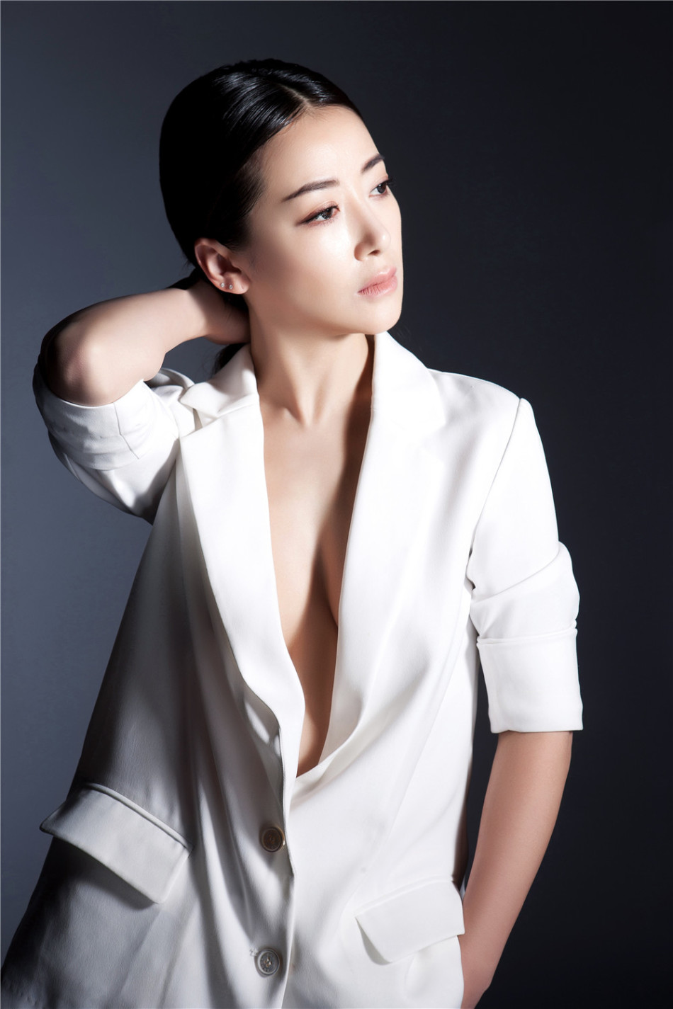 陈紫函真空西装玩酷 深v抢镜别具风情