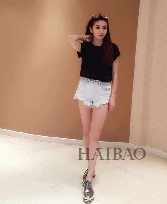 其女友程晓玥照片曝光背景惊人身材火辣,早前,郑恺在