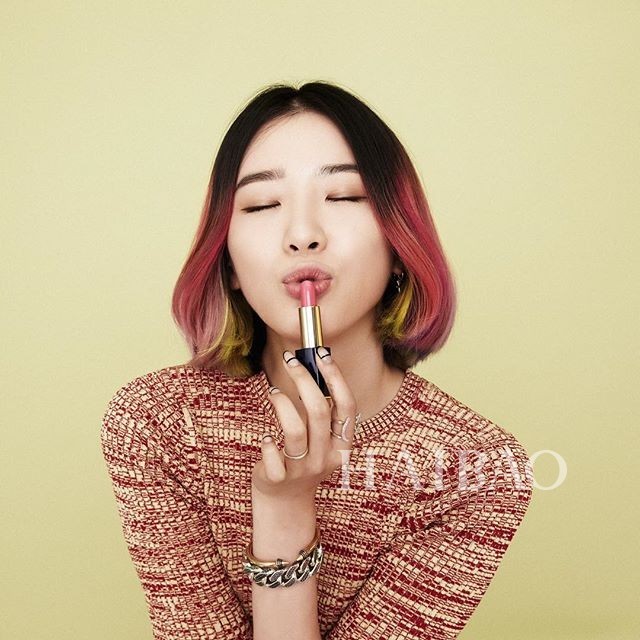 明星中相当流行,不过因为亚洲人的个性,五官,肤色等问题,彩色头发被