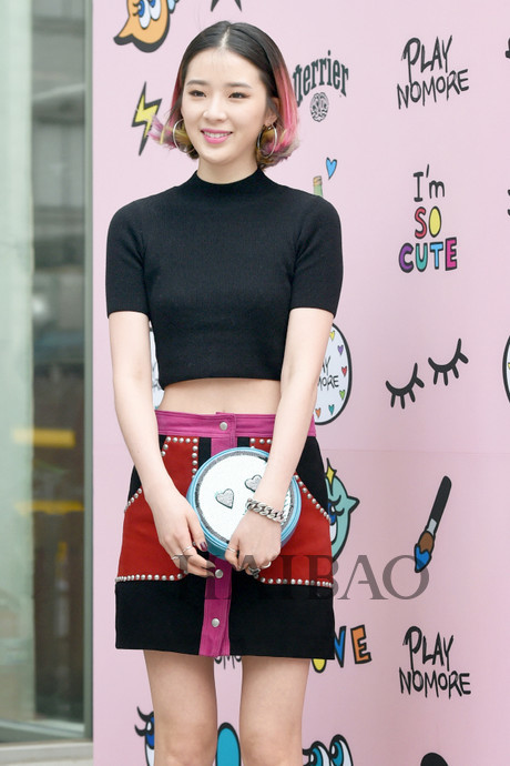 编辑无意中看到韩国麻豆irene kim的街拍图,被她的发色深深吸引了