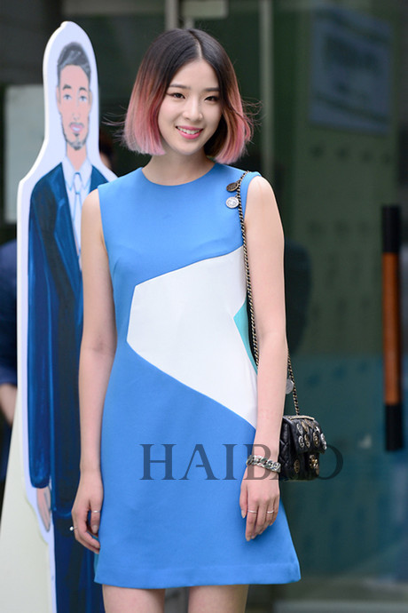 明星中相当流行,不过因为亚洲人的个性,五官,肤色等问题,彩色头发被