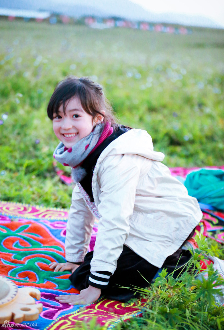 夏天草原清新萌照 ,治愈系少女微笑迷人.