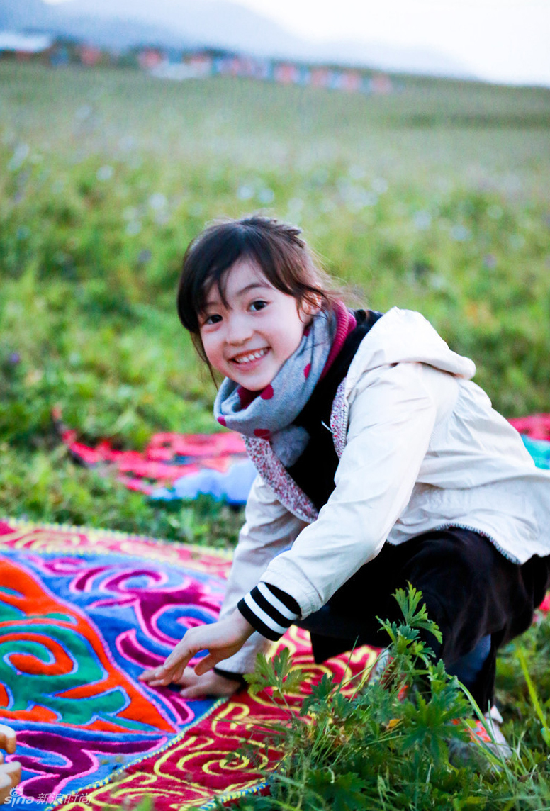 夏天草原清新萌照 ,治愈系少女微笑迷人.