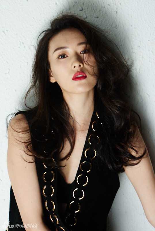 近日,童瑶为时尚杂志拍摄了一组大尺度的性感写真.