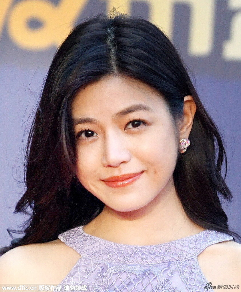 其实无论是扮学生还是姐弟恋,陈妍希都轻松hold住,全凭一张童颜包子脸