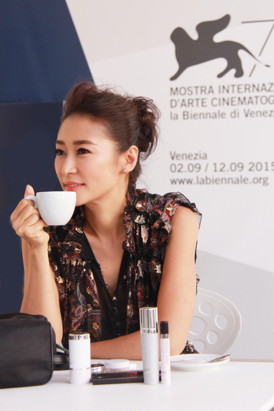 独家曝光 威尼斯电影节梁静红毯美颜秘籍