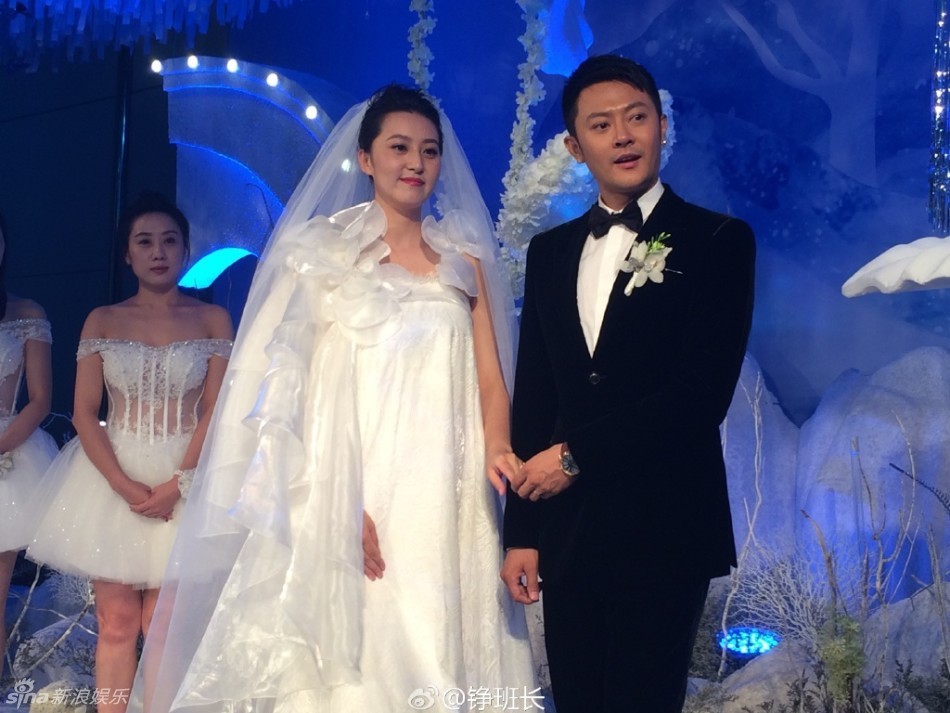 印小天婚礼激吻洒泪 娇妻婚纱掩孕肚