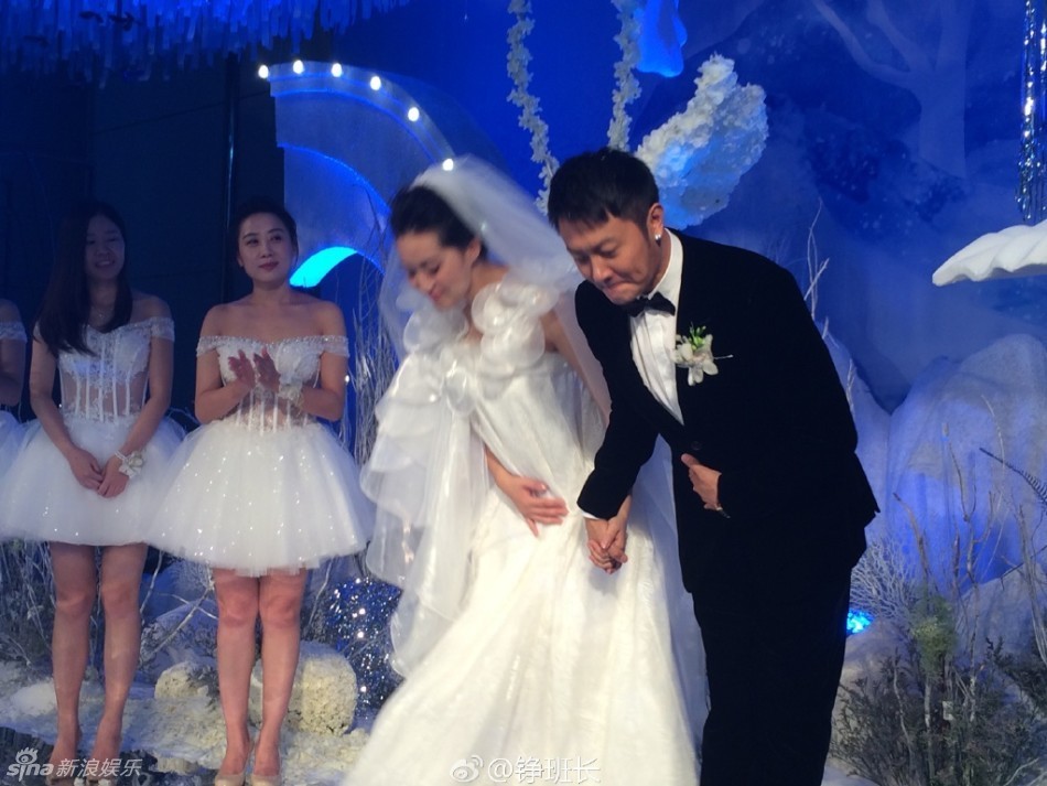 婚礼现场,印小天公开娇妻怀孕消息,哈琳娜婚纱宽松掩盖孕肚.