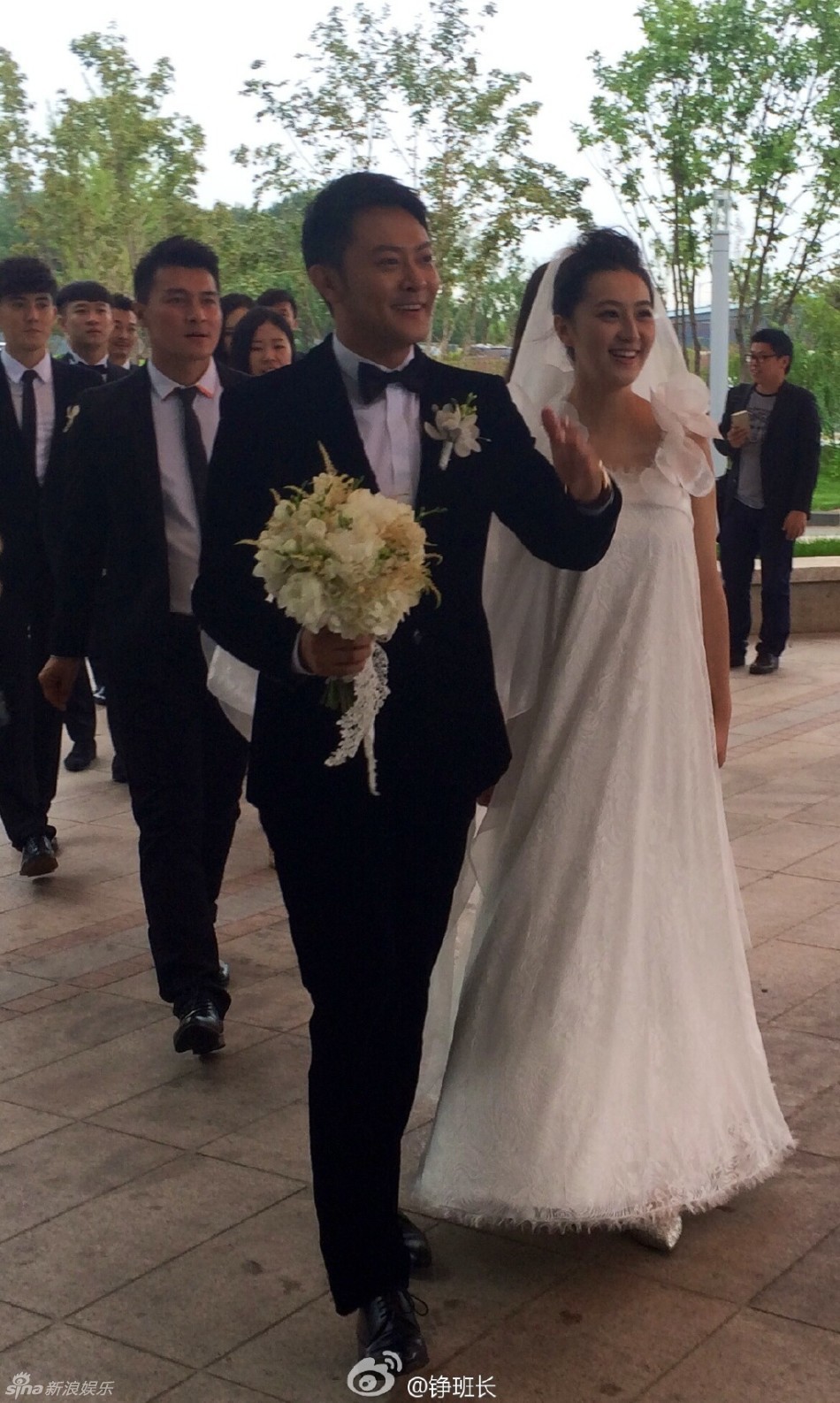 婚礼现场,印小天公开娇妻怀孕消息,哈琳娜婚纱宽松掩盖孕肚.