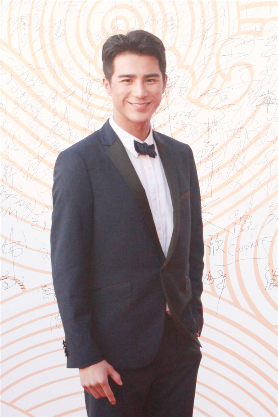 姜潮参加金鸡百花奖 宝蓝色西装绅士帅气