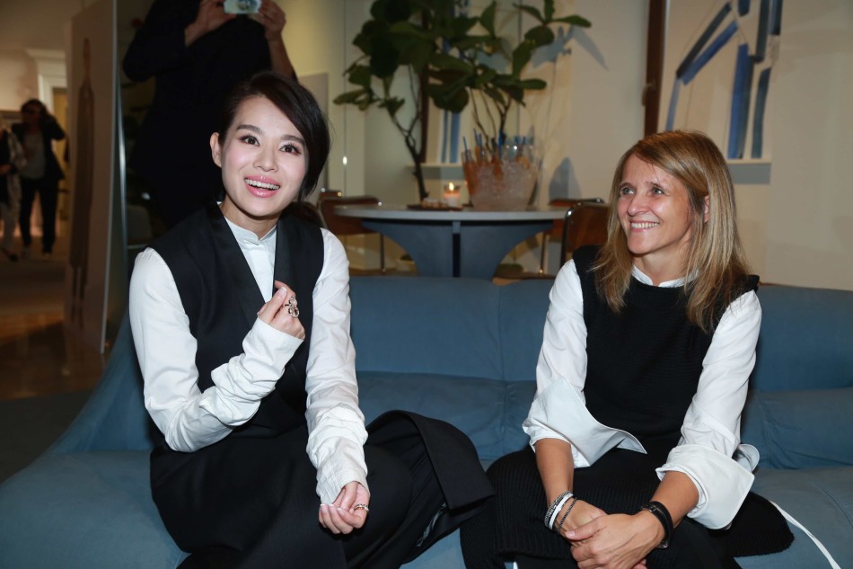 胡杏儿黑马甲像极服务生