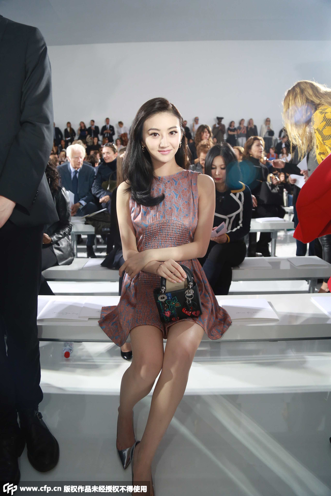 景甜短裙露性感美背