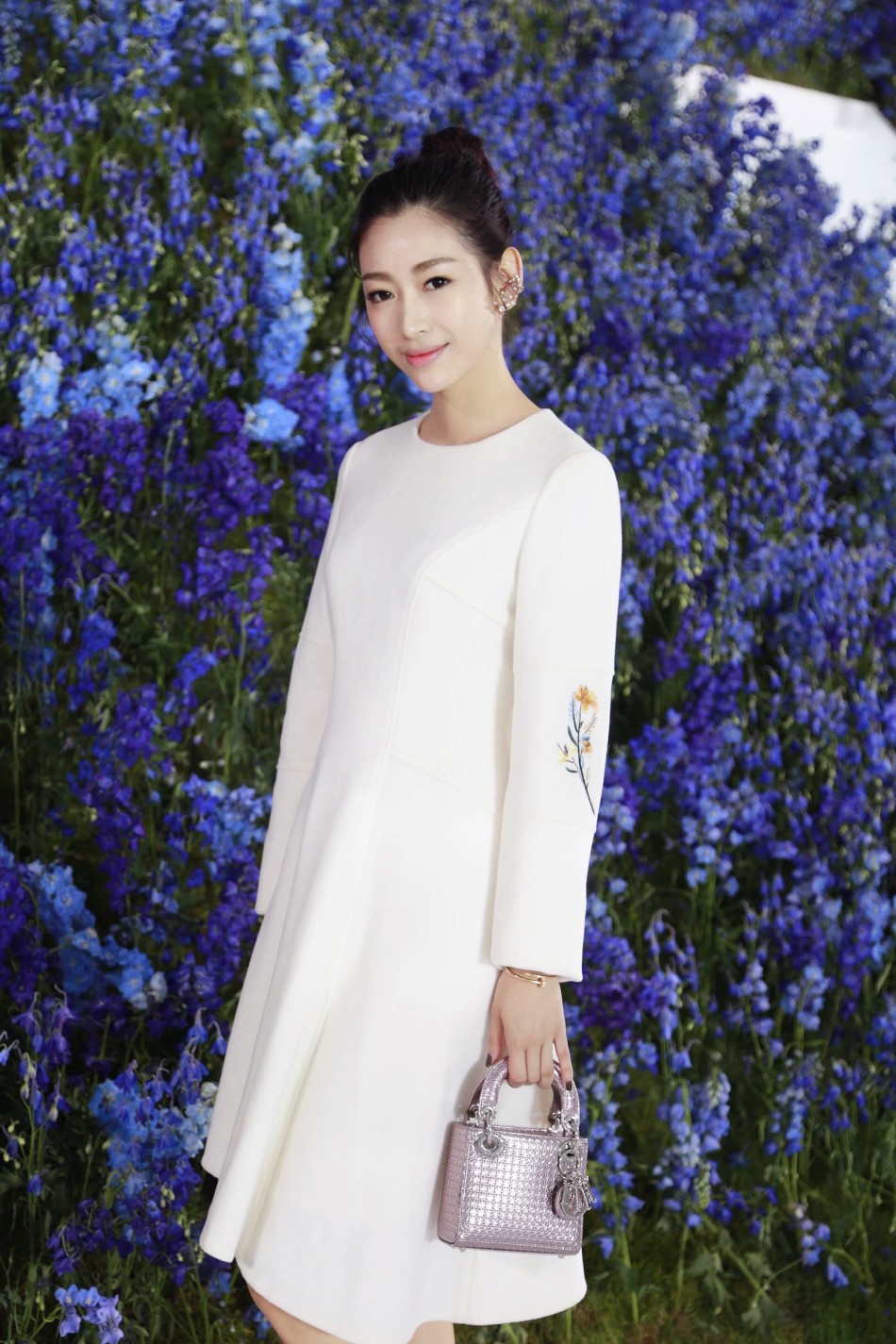 新浪时尚特邀主持人温雅亮相dior秀场