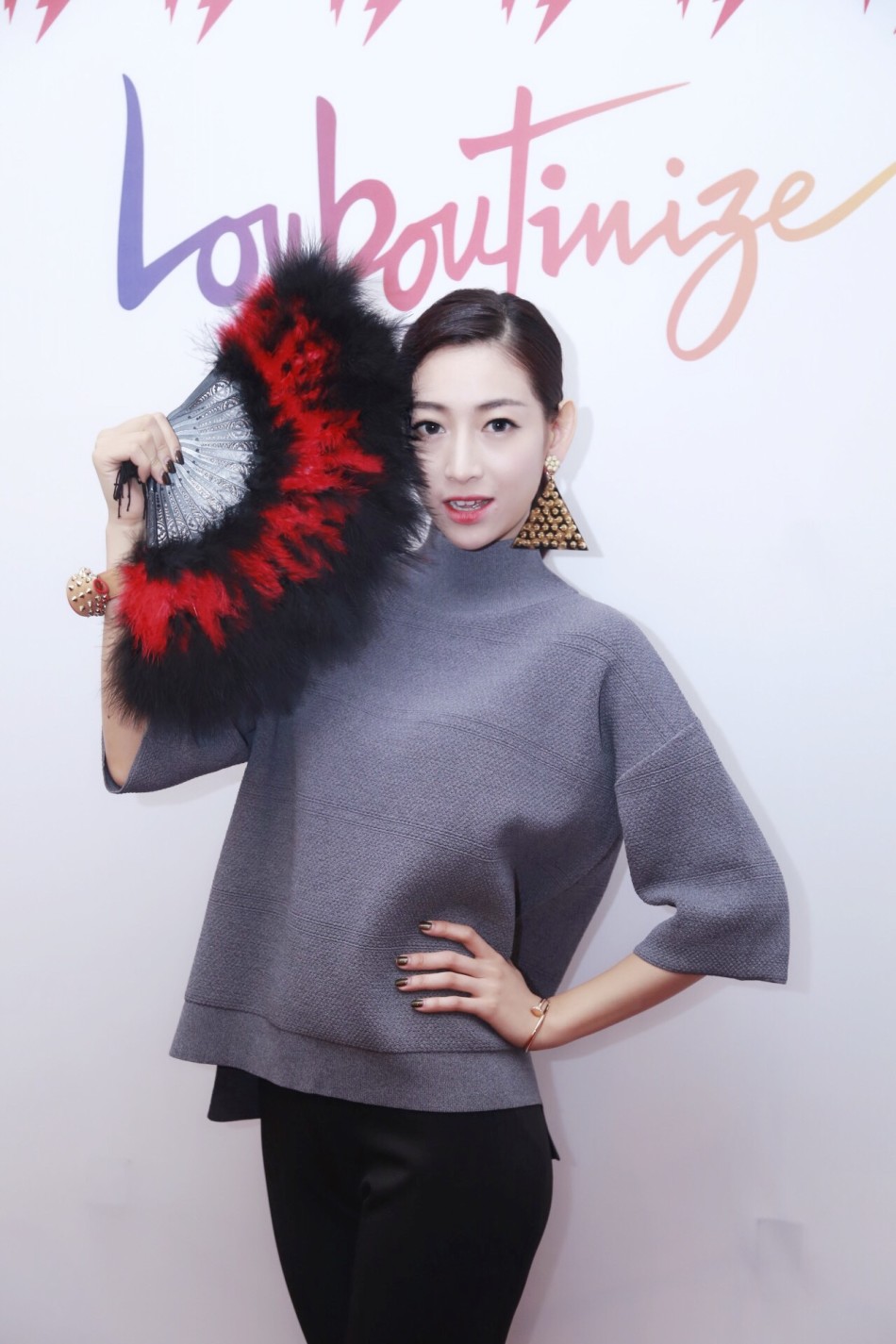 温雅高级灰搭配优雅亮相红底鞋预览