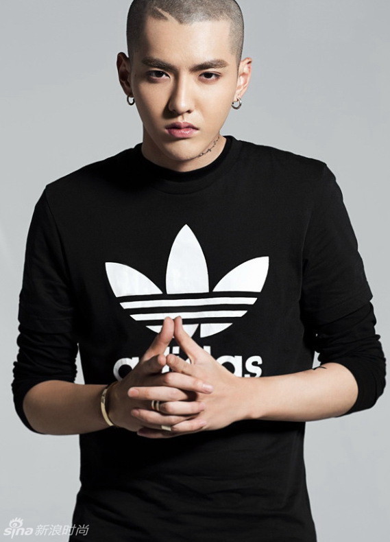 吴亦凡写真大片 黑色卫衣圆寸头纹身抢镜
