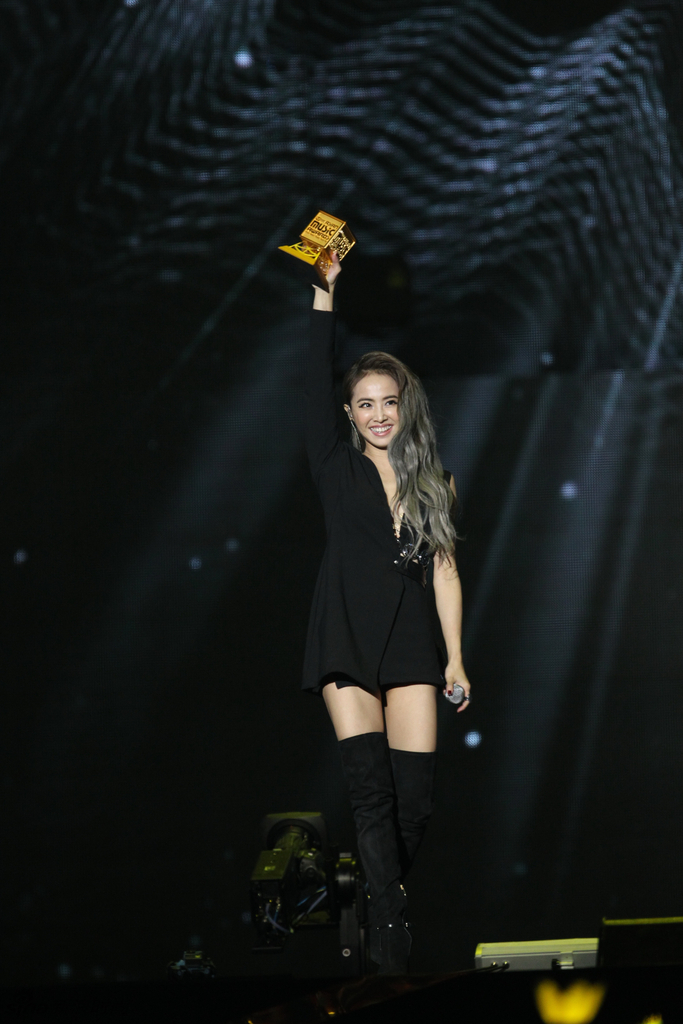 蔡依林衣品逆袭秀酥胸