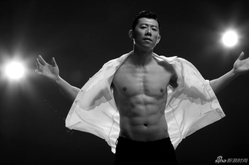 夏雨曝光黑白写真 展360度无死角好身材