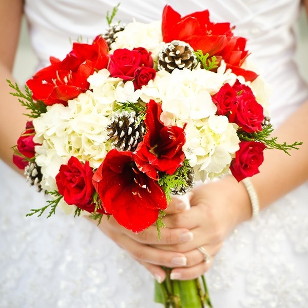 在普通的婚礼花束中添加一些红色和白色松果作点缀.