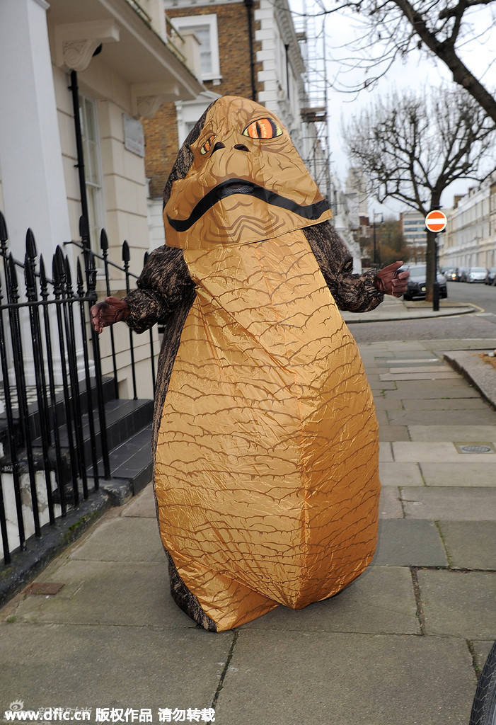 cara携女友看《星战》 超夸张贾巴造型吸睛