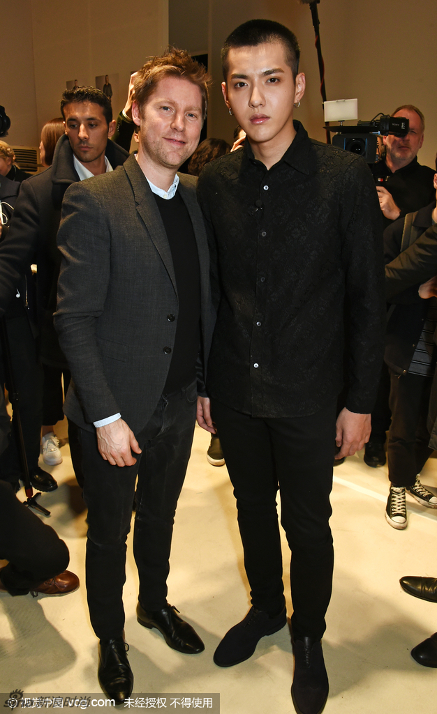 小爷吴亦凡burberry处女秀 酷感运动风帅炸