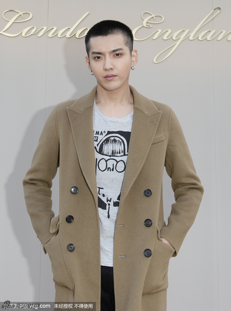 小爷吴亦凡burberry处女秀 酷感运动风帅炸