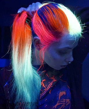 荧光染发成为欧美女性新宠 奇幻又惊悚