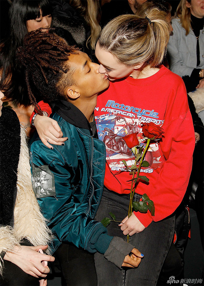 贾登-史密斯纽约秀场旁若无人狂吻女友恩爱虐狗_高清图集_新浪网