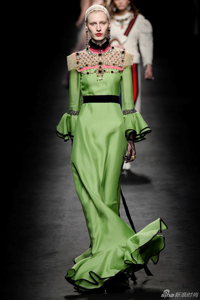 gucci 2016秋冬女装系列从植物的生长中获取灵感,每件服装都描绘出