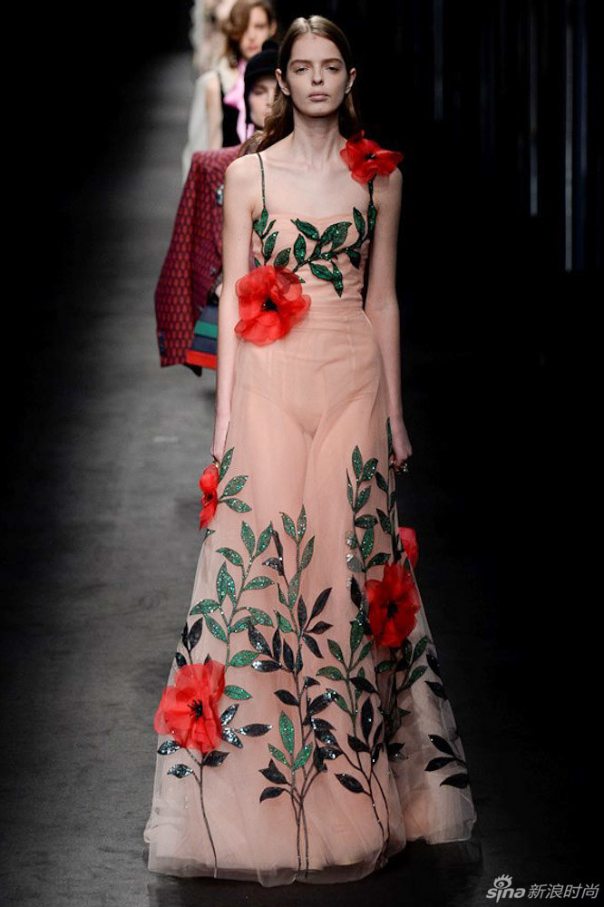 gucci 2016秋冬女装系列从植物的生长中获取灵感,每件服装都描绘出
