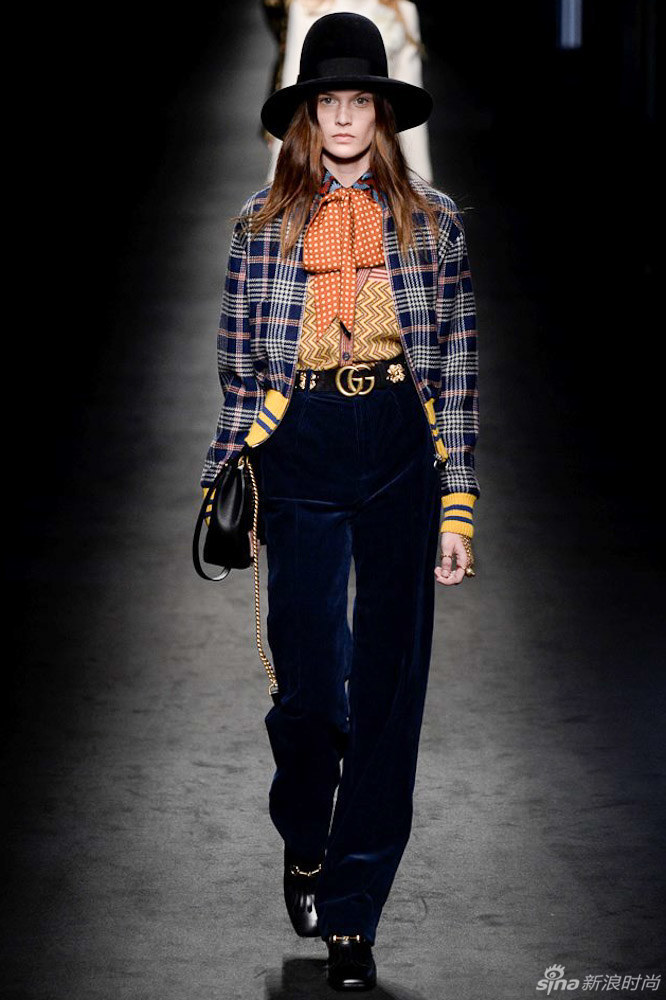 gucci 2016秋冬女装系列从植物的生长中获取灵感,每件服装都描绘出