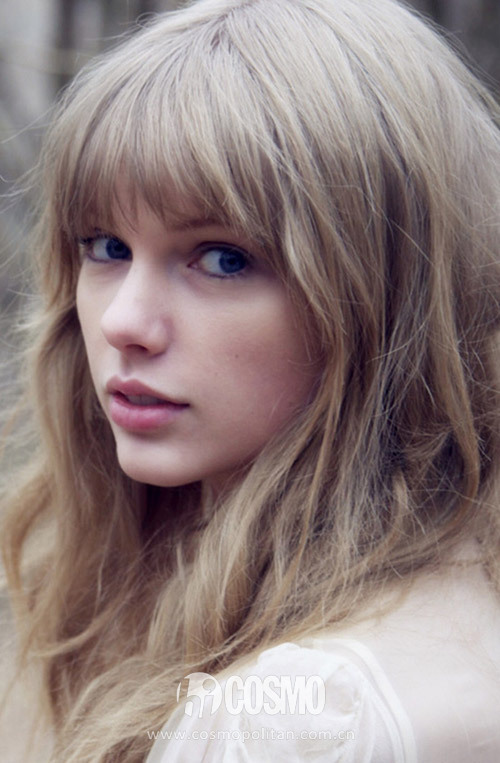 虽然霉霉仍旧留着万年不变的齐刘海,但从长发时代过渡到复古手推波浪