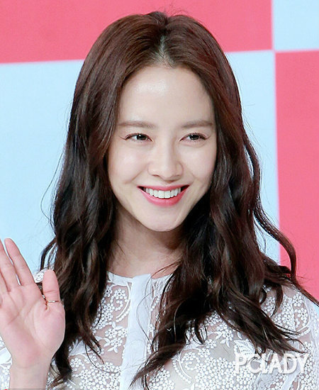 李梦出席时尚活动晋升时尚新宠 许歌帅气干练演绎别样风情 继续左滑