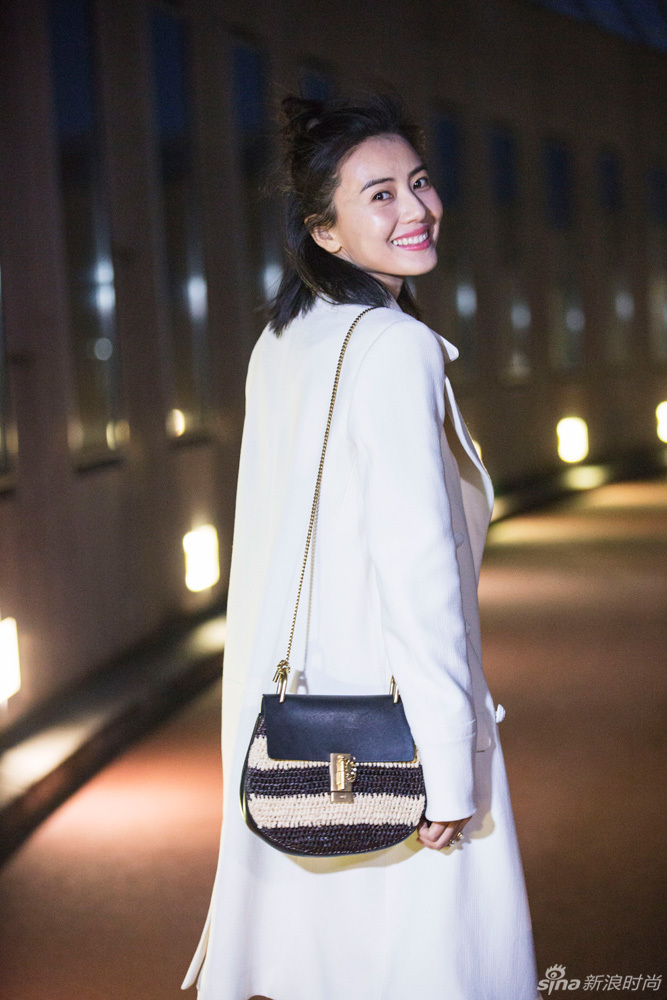 高圆圆启程巴黎时装周 红唇礼帽回头笑