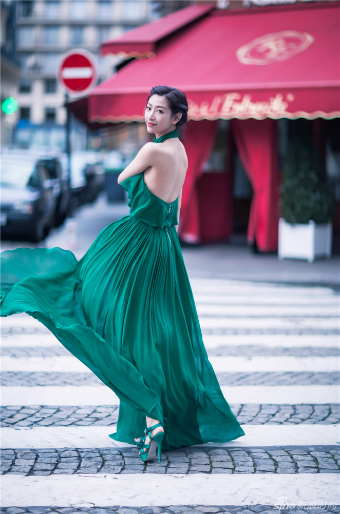 时尚新宠it girl温雅 露背绿裙助阵elie saab秀