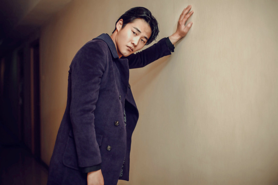 李振别样写真大片曝光 雅痞演绎帅气有型