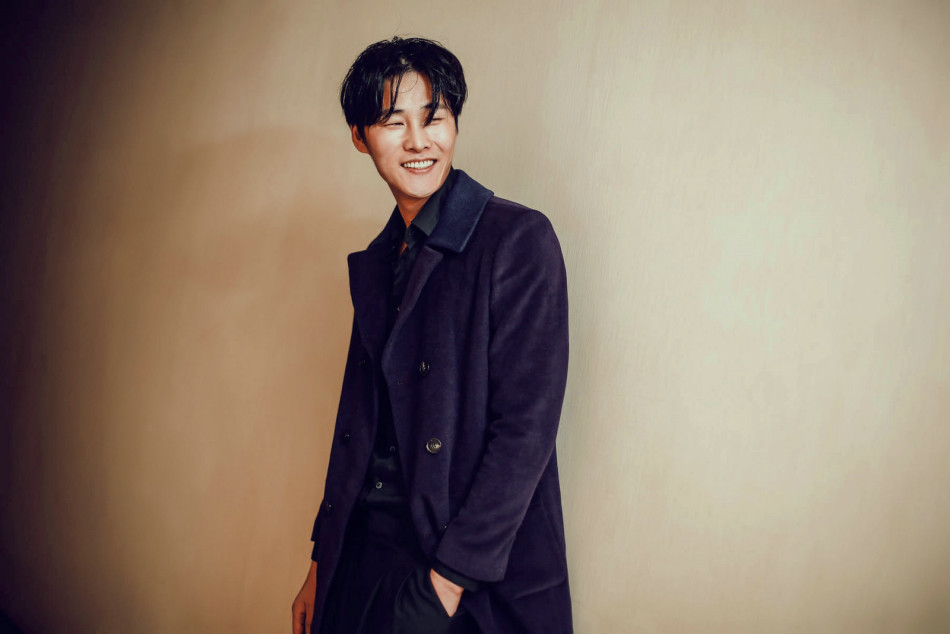 李振别样写真大片曝光 雅痞演绎帅气有型