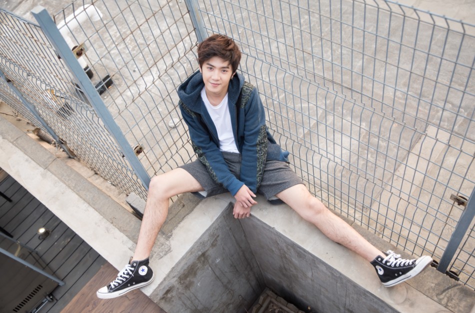 陈哲远初春街拍 帅颜尽显眼波太强_高清图集_新浪网