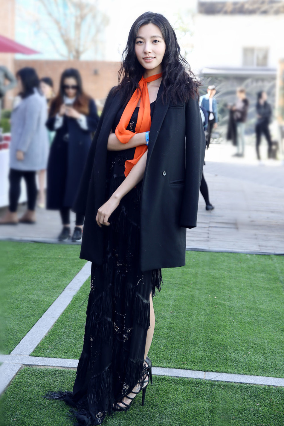 陈雅婷流苏长裙亮相秀场 气质出众获好评