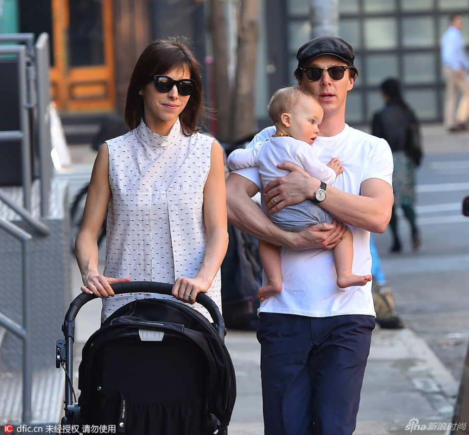 "卷福"本尼迪克特-康伯巴奇一家在纽约遛弯儿,卷福的萌娃儿子更是首度