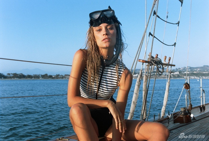 巴西超模泳装大片黑白条纹比基尼性感活力