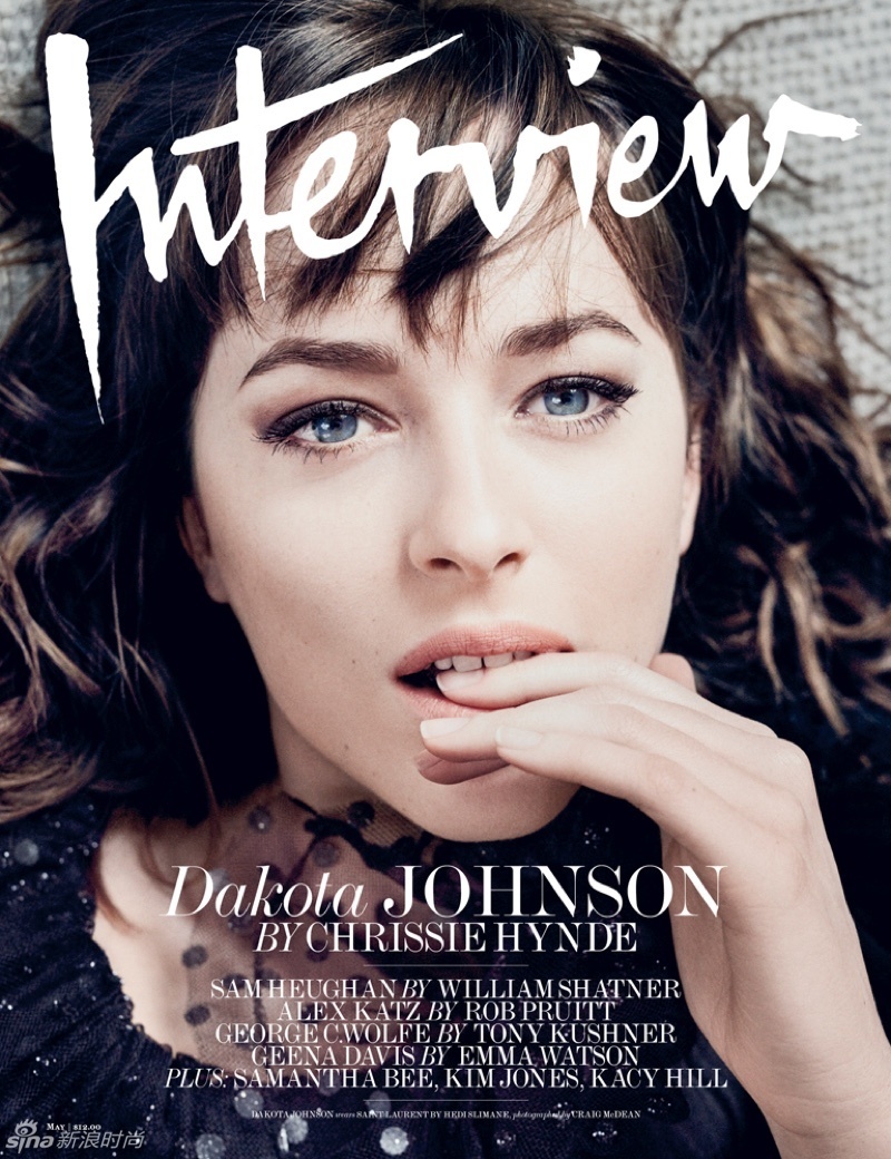 五十度灰女主登封面演绎低调性感黑白片