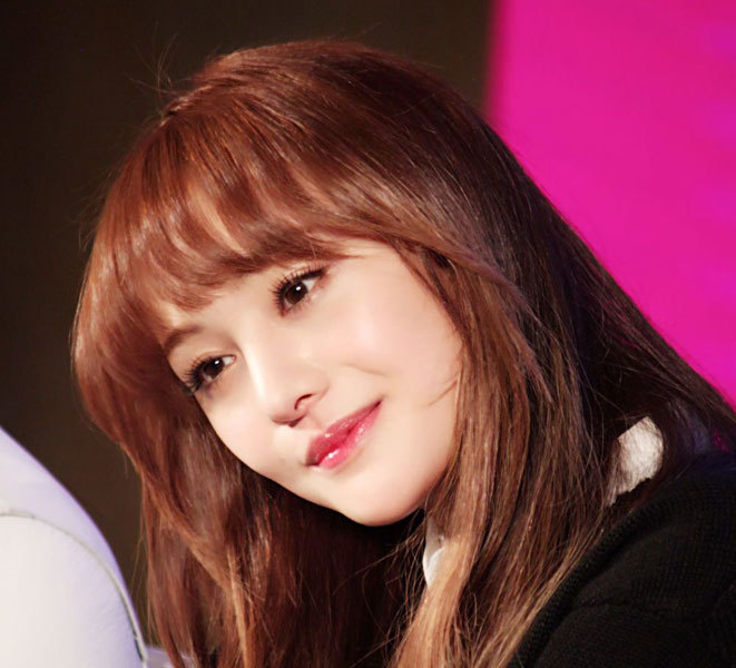 学王子文唐嫣 画个粉嫩花瓣唇美美的出游去