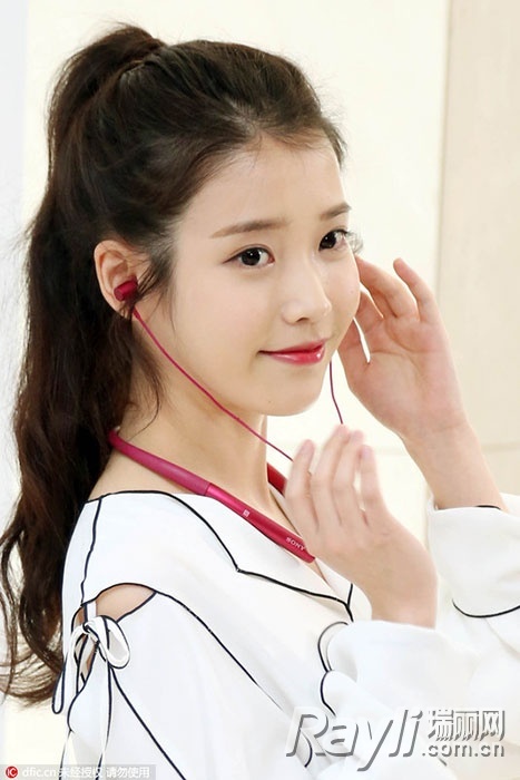 作为歌声超甜的美少女,iu的清纯扮相总能吸引一大票粉丝.