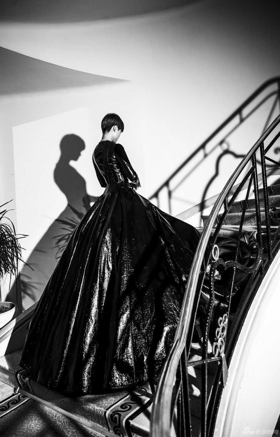 李宇春亮相戛纳红毯 "黑天鹅"造型惊艳全场