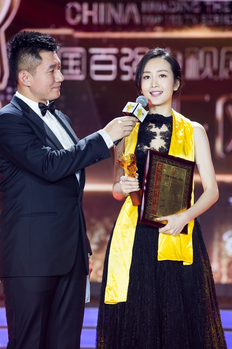 第19届华鼎奖举行颁奖典礼,王鸥身着黑色蕾丝长裙亮相红毯,大气优雅