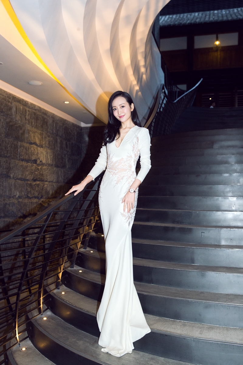 王鸥出席腕表品牌活动 纯白长裙女神范十足