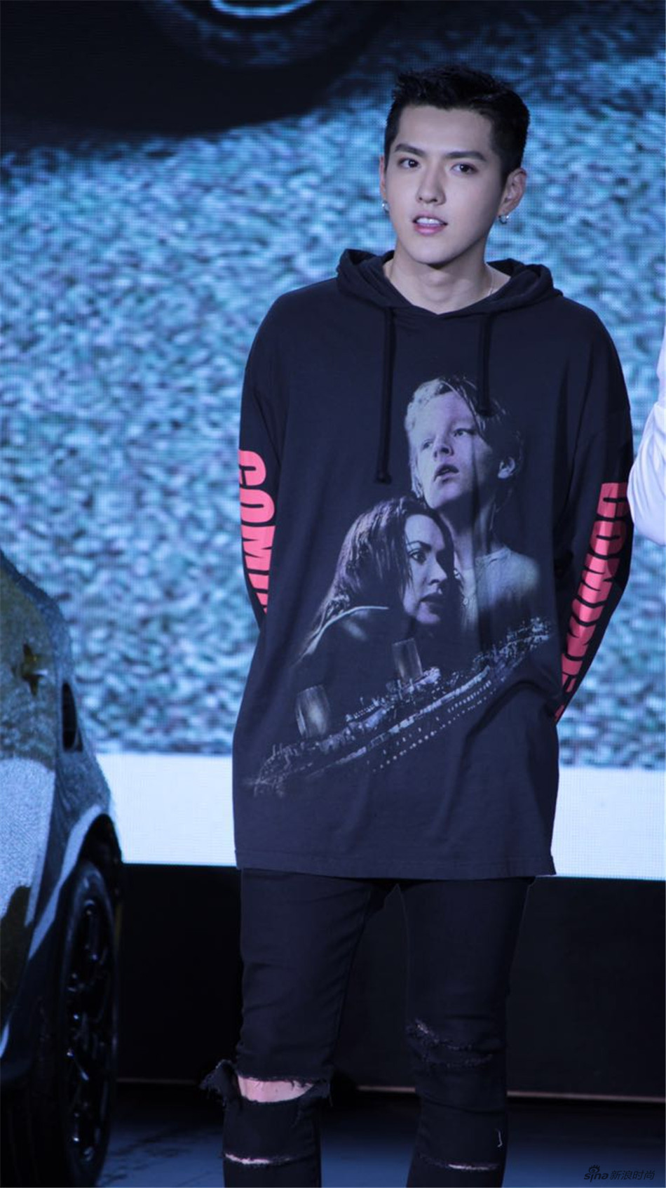 小爷又有新造型!吴亦凡雨衣混搭玩转时尚