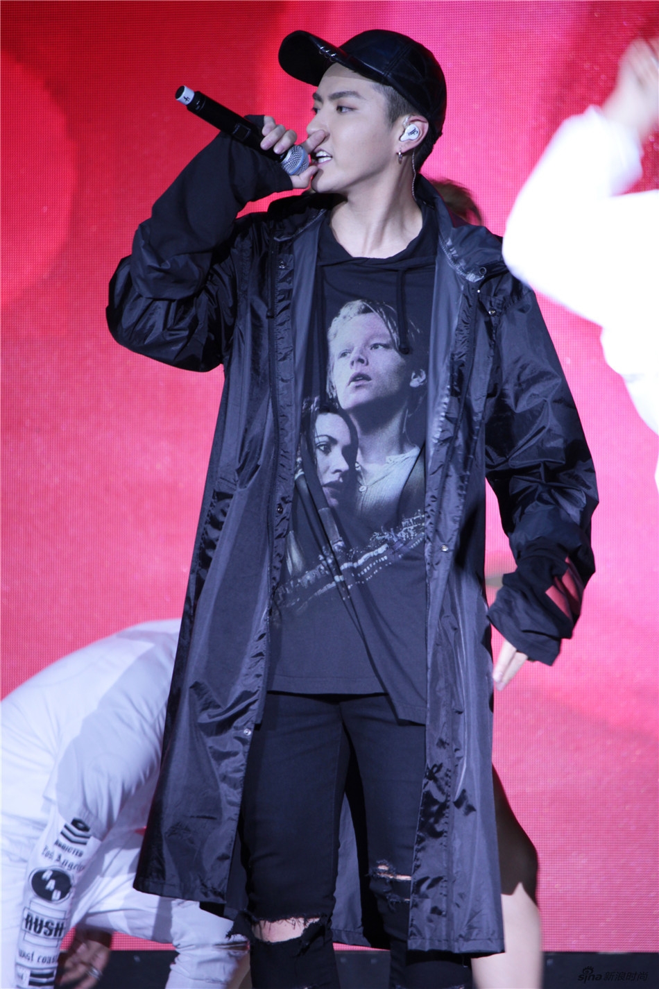 小爷又有新造型!吴亦凡雨衣混搭玩转时尚