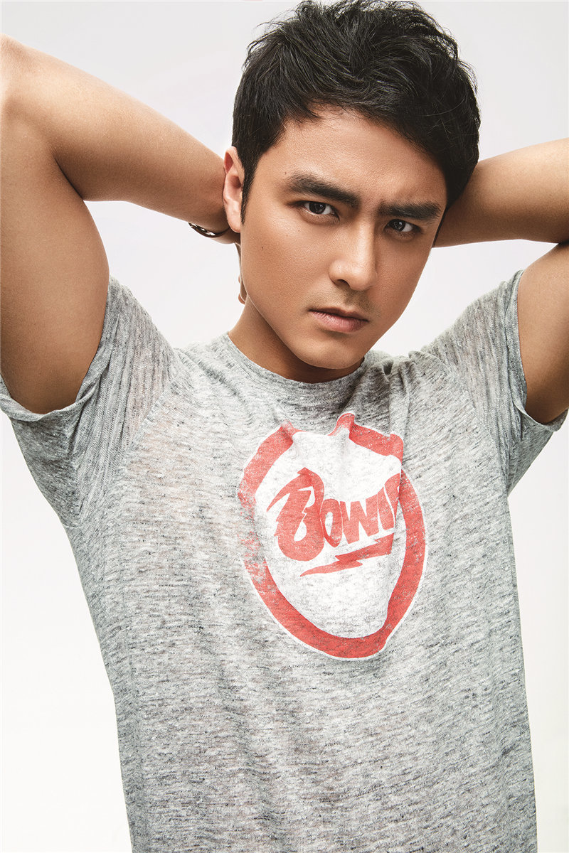 明道半裸登杂志封面   展完美身材秀大长腿